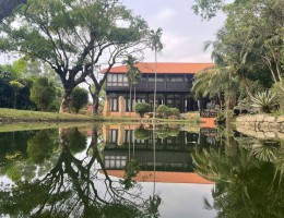 Nhà gỗ truyền thống bên hồ – Không gian sống đậm ch�